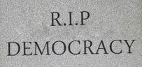 ¿Is democracy dying in the US?  – ¿Está muriendo la democracia en EEUU?