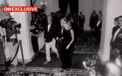 Exclusivo: Fotos y videos recién descubiertos arrojan nueva luz sobre los lazos de Trump con Jeffrey Epstein