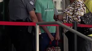 ¿Hay demoras en procesamiento de “green cards”? Así impactan las políticas inmigratorias de Trump a millones de solicitantes